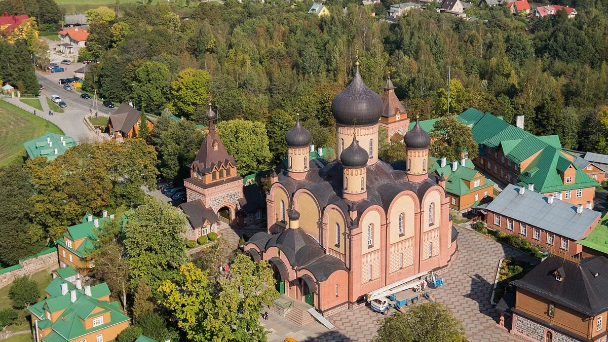 Пюхтицкий монастырь фото Файл:Kuremäe kloostri hooned õhust edela nurk.JPG - Вікіпедія