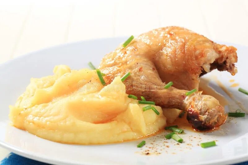 Пюре с курицей фото Roasted Chicken and Mashed Potato Stock Photo - Image of quarter, dinner: 207155