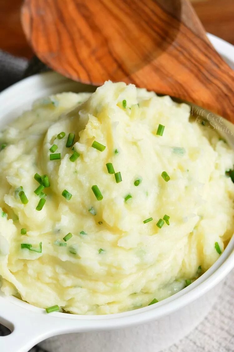 Пюре с луком рецепт с фото White Cheddar and Chive Creamy Mashed Potatoes. Smooth, fluffy, and creamy mashe