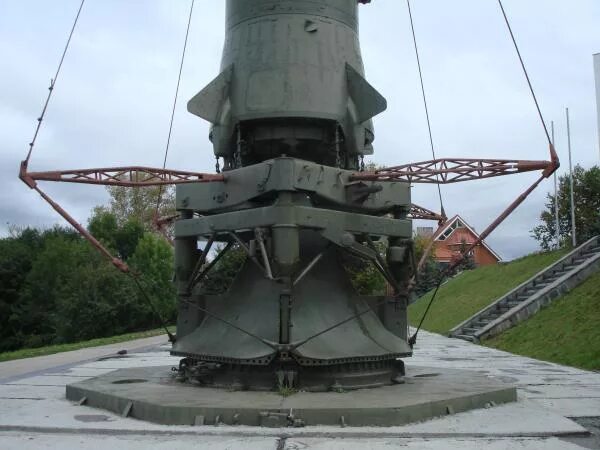 Р 12 фото R-12 (SS-4) Nuclear Missile on Launch Table - Kaluga monument, missile on displa