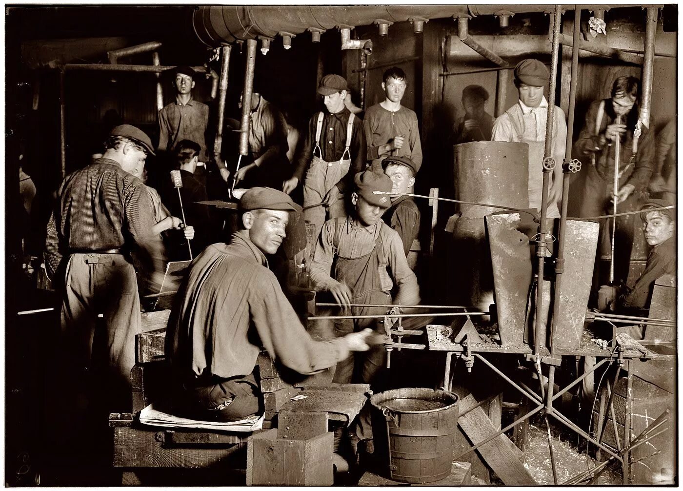 Рабочие 19 века фото November 1909. "Night scene, Wheaton Glass Works." Blowing bottles in Millville,