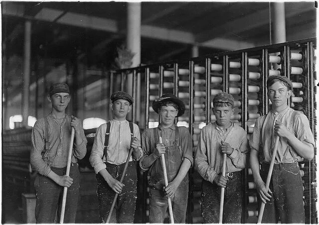 Рабочие 19 века фото Some of the sweepers in a cotton mill. North Carolina, November 1908 Industrial 