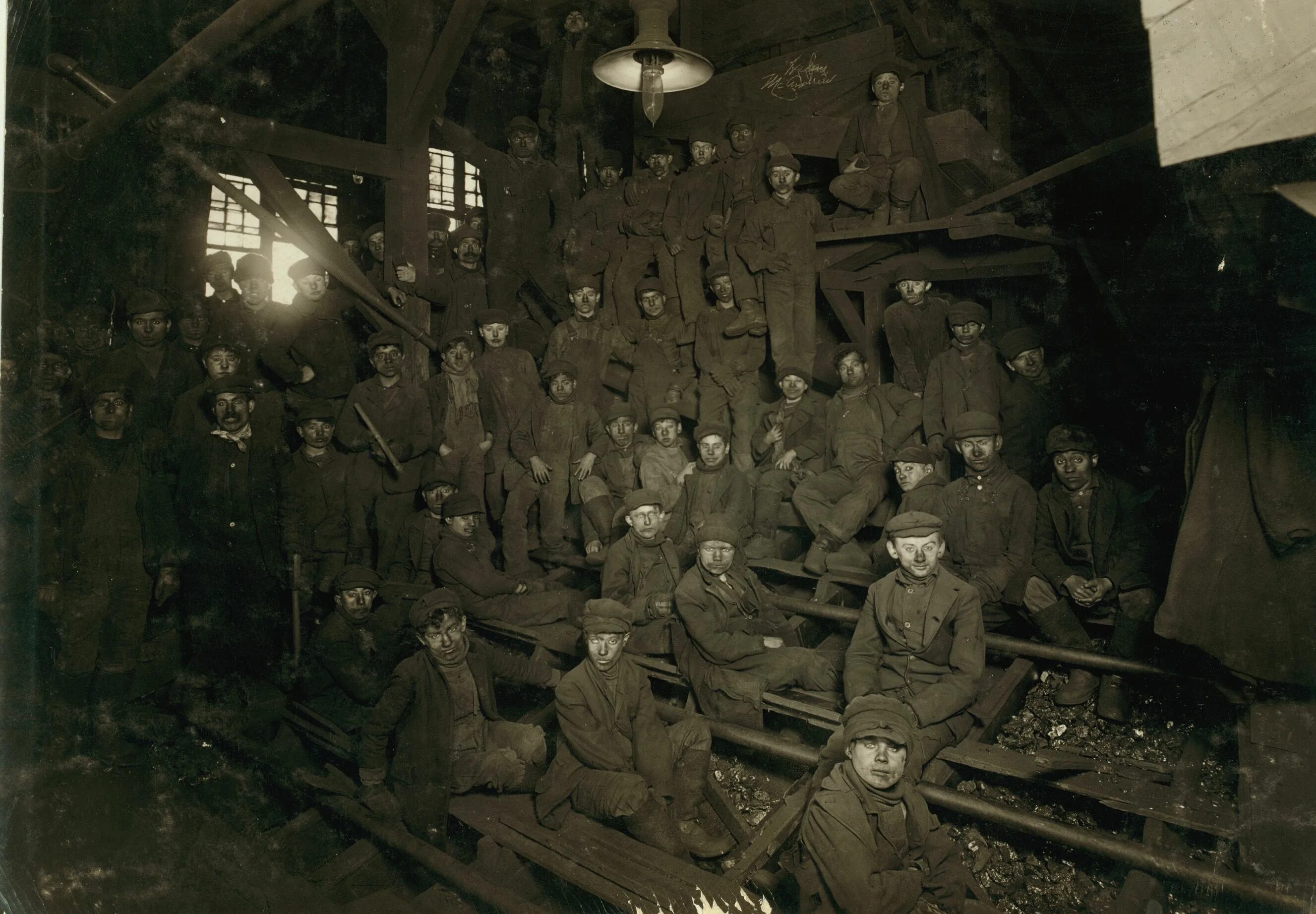 Рабочие 19 века фото Group of breaker boys pose for a group picture at their work benches. Lewis hine