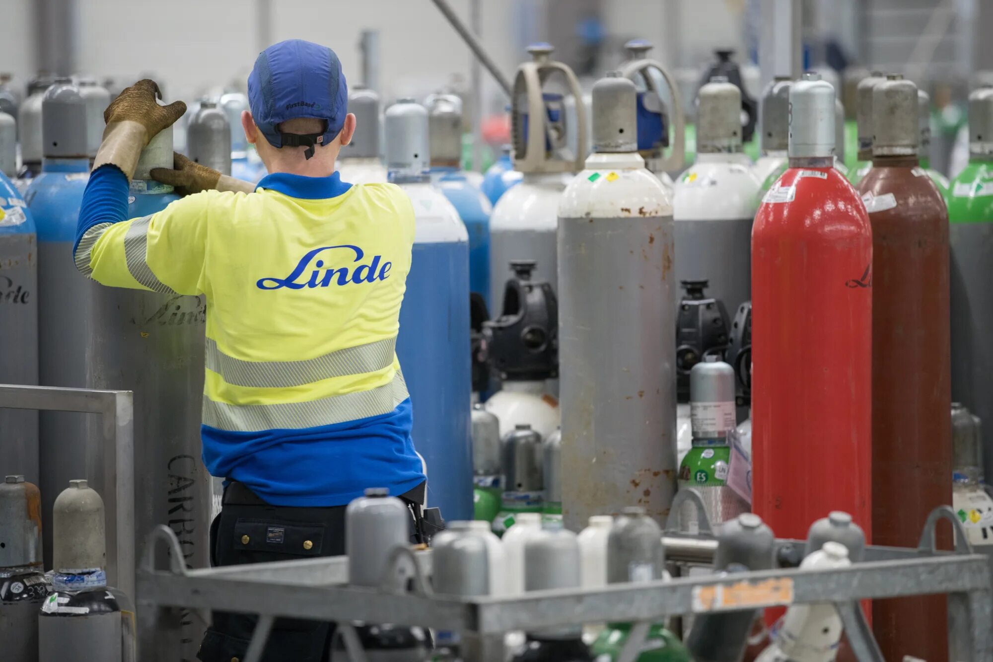 Рабочие на газе фото Linde, Praxair Kick Off $8 Billion in Asset Sales - Bloomberg