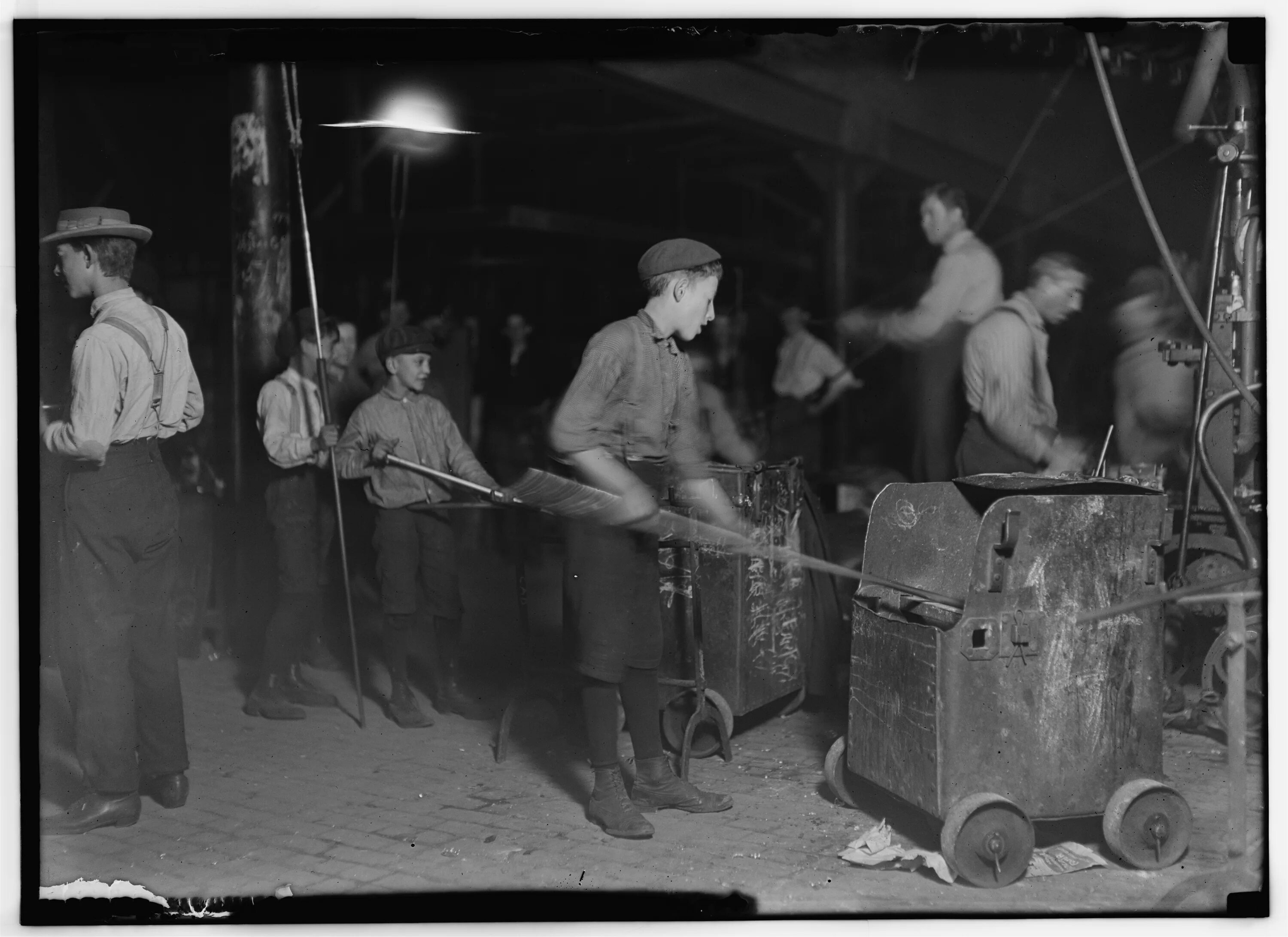 Рабочие начала 20 века фото Lewis Hine Child Labor Photographs, 1908-1924 - Glass and Bottle Factories glass