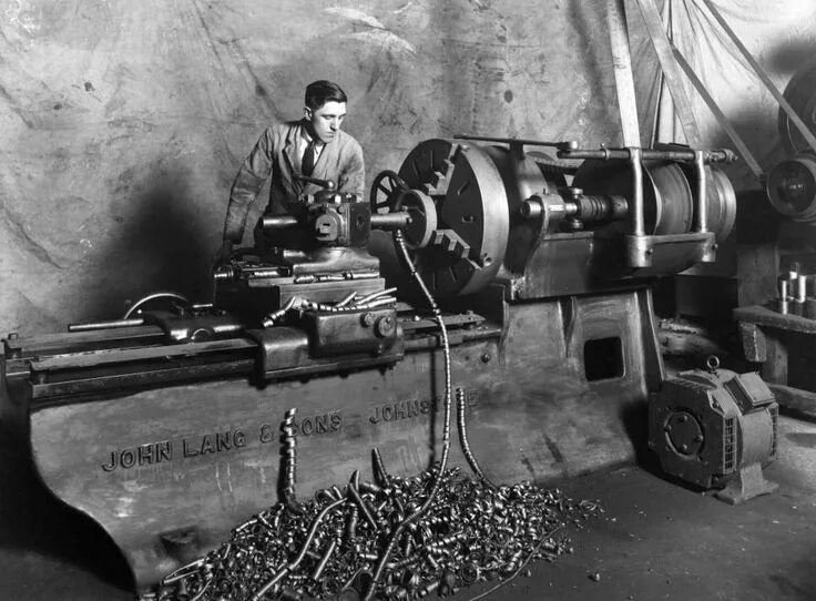 Рабочий станок фото A well-dressed lathe operator at his machine Metal lathe, Antique tools, Lathe m