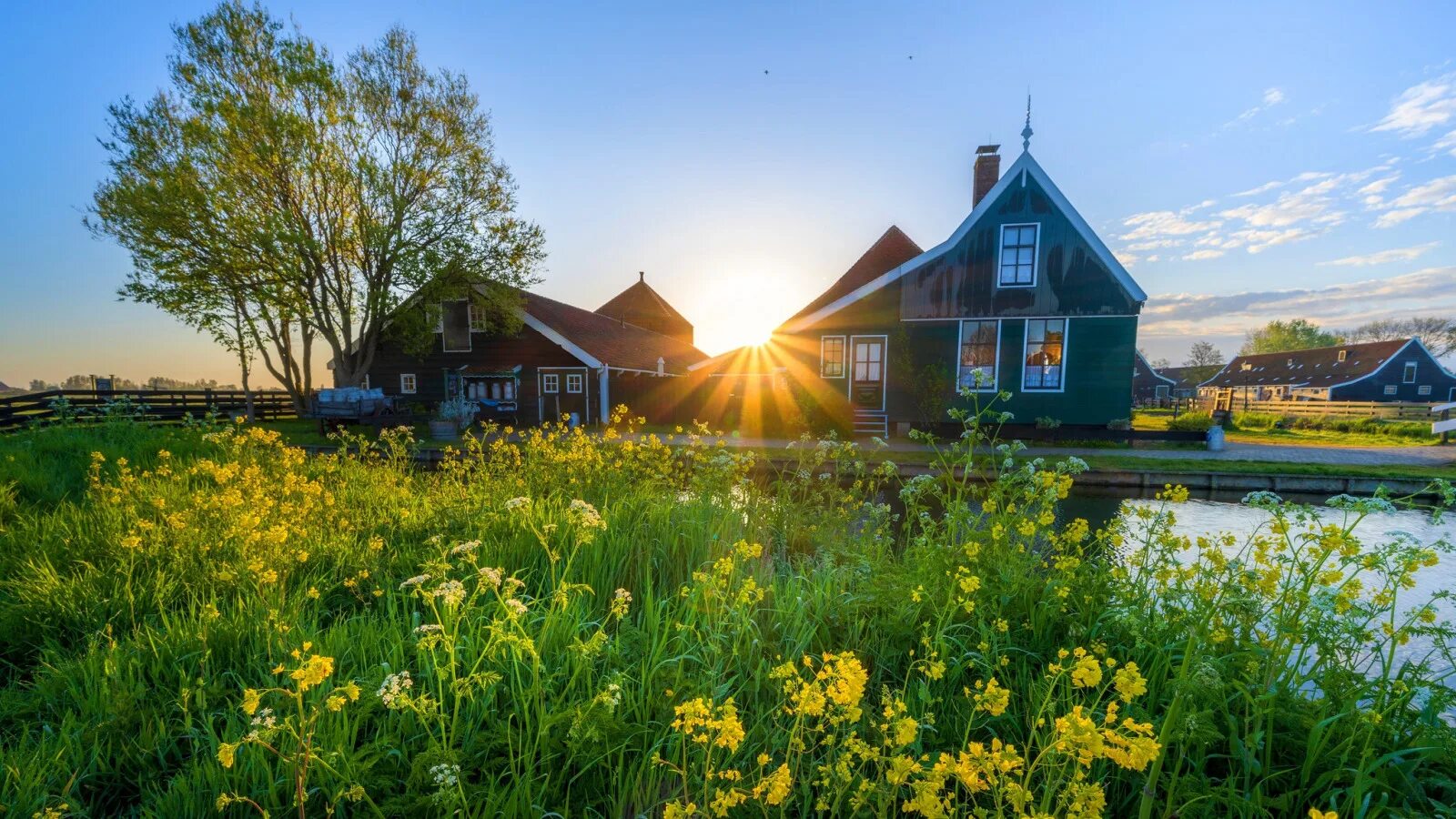 Рабочий стол деревня фото Download wallpaper shore, village, houses, pond, section landscapes in resolutio