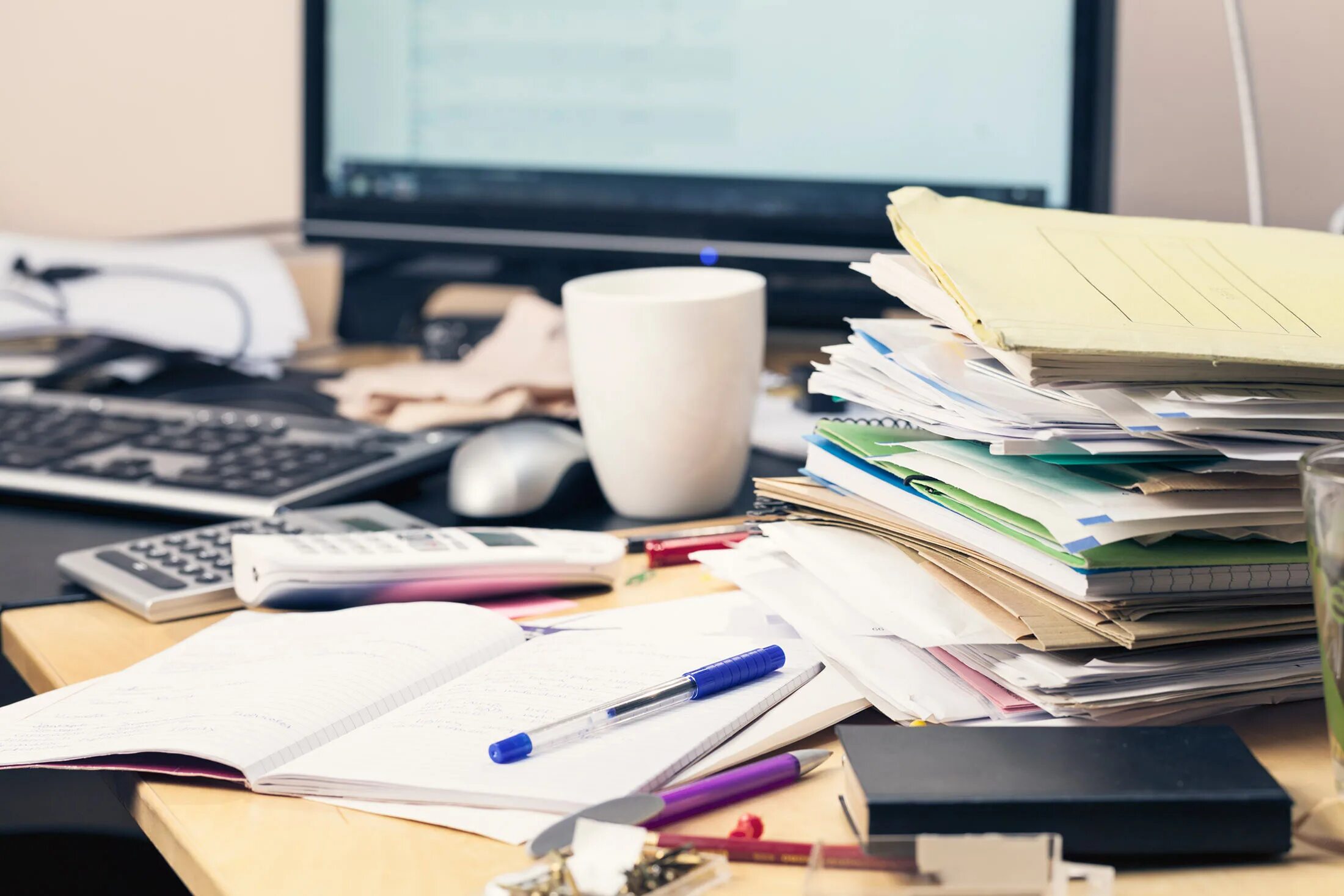 Рабочий стол документы фото The Clean Person's Guide to a Messy Desk - Bloomberg