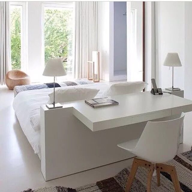 Рабочий стол в спальне дизайн The Design Hunter on Instagram: "Clever little dressing table / study nook in th