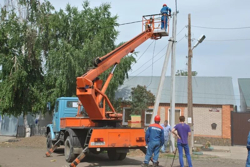 Работа автовышки фото Специалисты Оренбургских городских электрических сетей "Оренбургэнерго" ведут ка