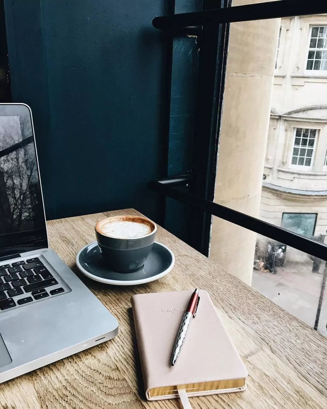 Работа фото эстетика a heart’s a heavy burden. Coffee study, Coffee and books, Coffee shop aesthetic