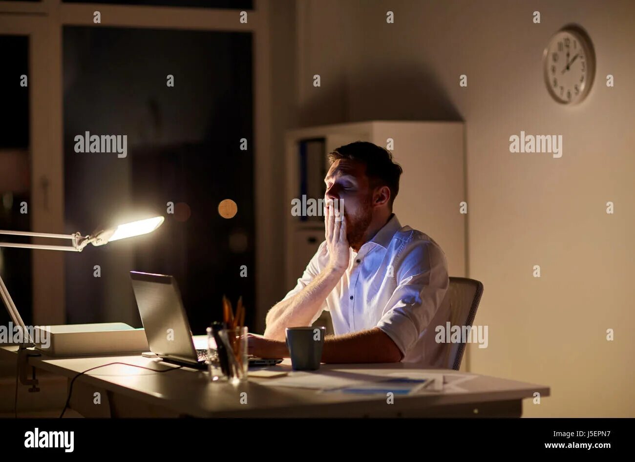 Работа ночью фото man with laptop and coffee working at night office Stock Photo - Alamy