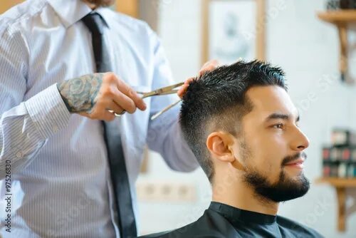 Работа парикмахерская мужской стрижки Professional barber making haircut фотография Stock Adobe Stock