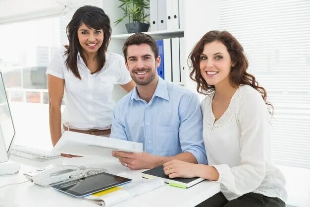 Работа работника фото Premium Photo Smiling coworkers working together at desk