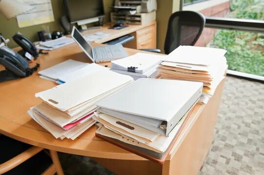 Работа с документами фото Stack Of Files Desk Изображения: просматривайте стоковые фотографии, векторные и