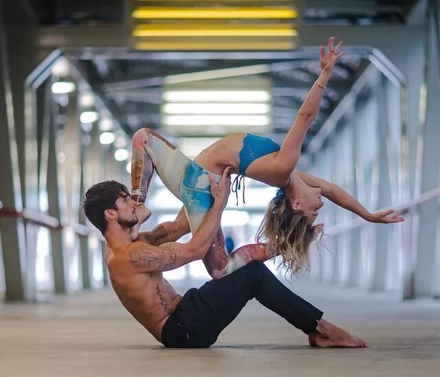 Работа в парах фото Pin by Paulina García on Photos Couples yoga, Couples yoga poses, Yoga moves