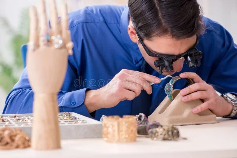 Работа ювелира фото The Jeweler Working with Luxury Jewelry in the Workshop Stock Photo - Image of m