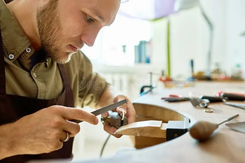 Работа ювелира фото Young Jeweler Working in His Workshop Stock Image - Image of looking, diamond: 1