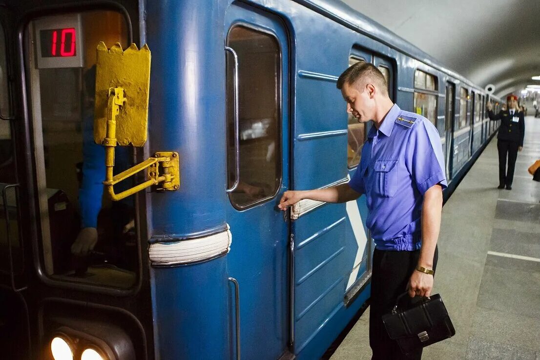 Работник метро фото С какими проблемами сталкивается машинист состава в метро Новое Турне Дзен