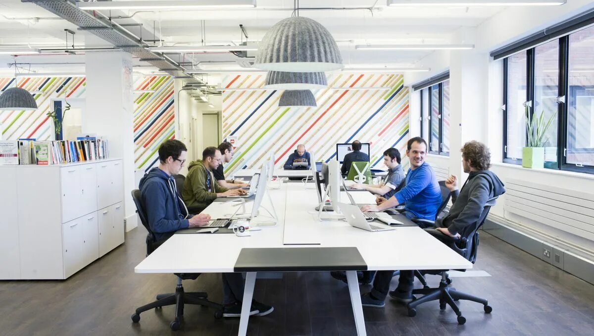 Работники дизайн студии New Bamboo Offices - London Office Snapshots Startup office design, Startup offi