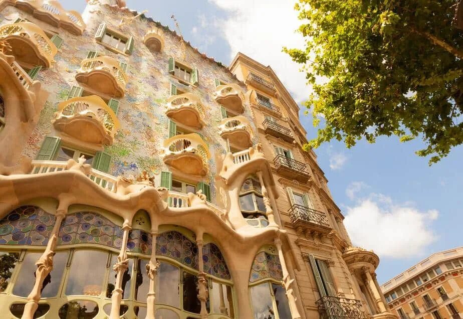 Работы антонио гауди фото Unmissable Architecture by Gaudi in Barcelona (with a map) - DW Blog