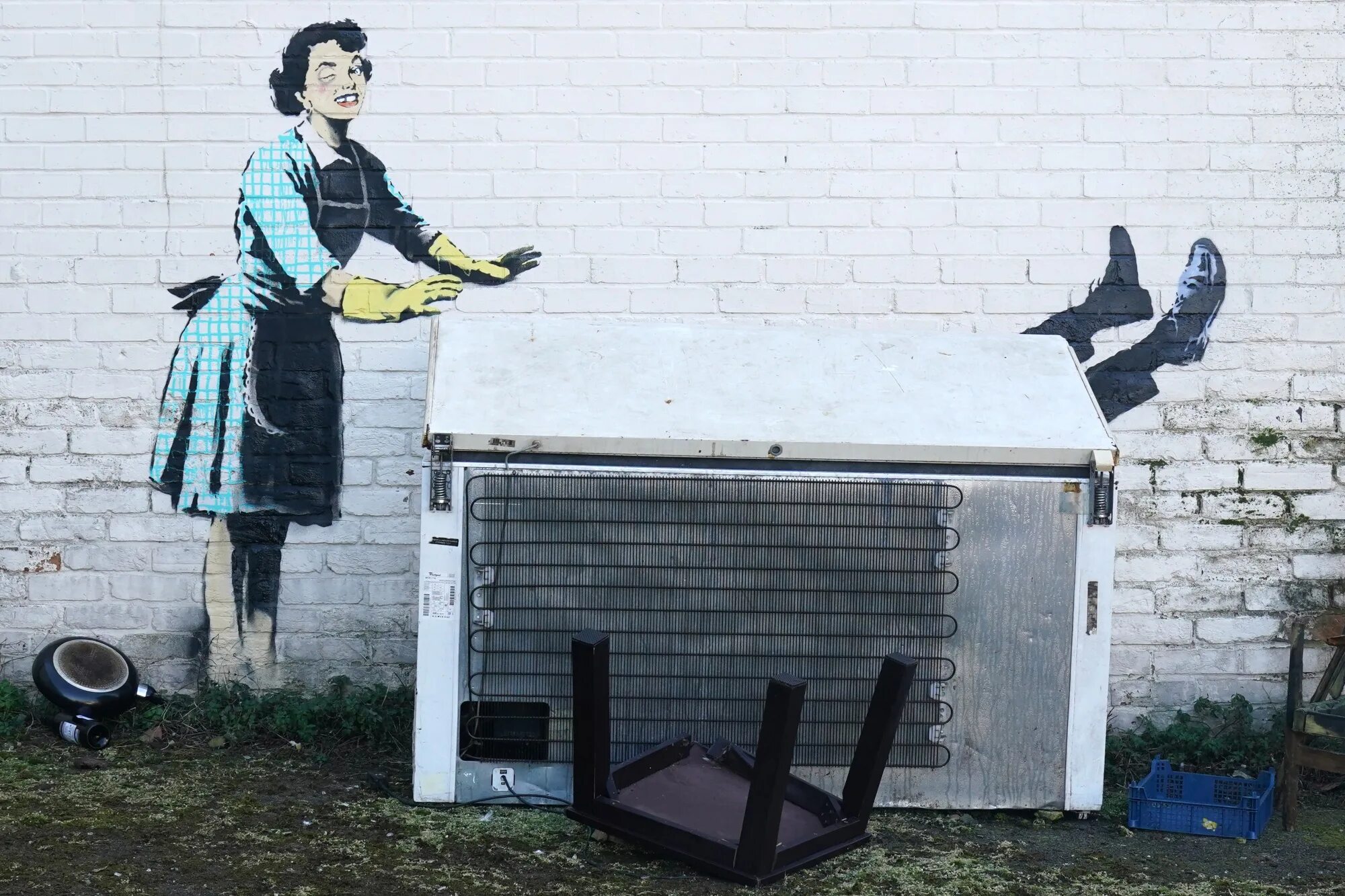 Работы бэнкси фото в хорошем качестве Banksy’s Latest Work in Margate Kent Shows Victim of Abuse Fighting Back - Bloom