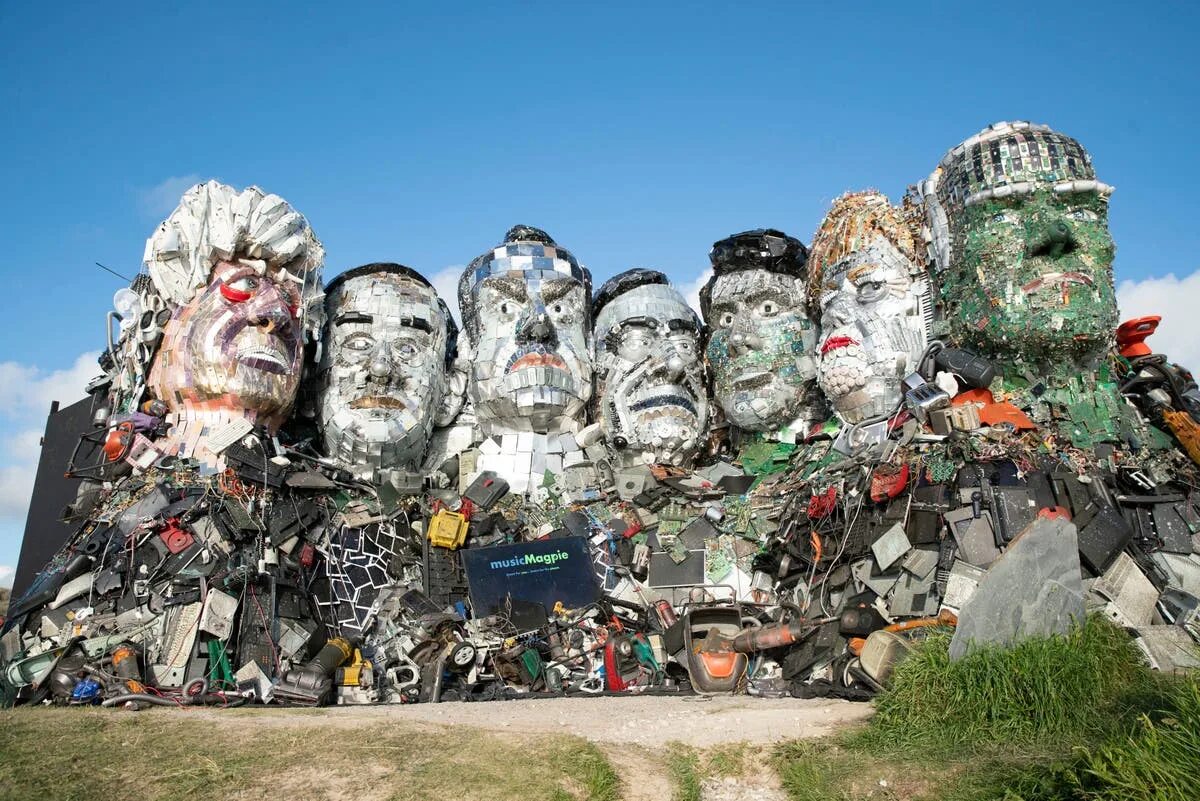 Работы фото 7 6 G7: 'Mount Recyclemore' sculpture of leaders made from waste appears near Cornwa