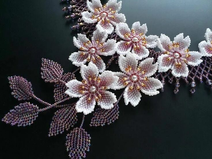 Работы из бисера фото Otomatik alternatif metin yok. Seed bead flowers, Beaded flowers, Beaded embroid