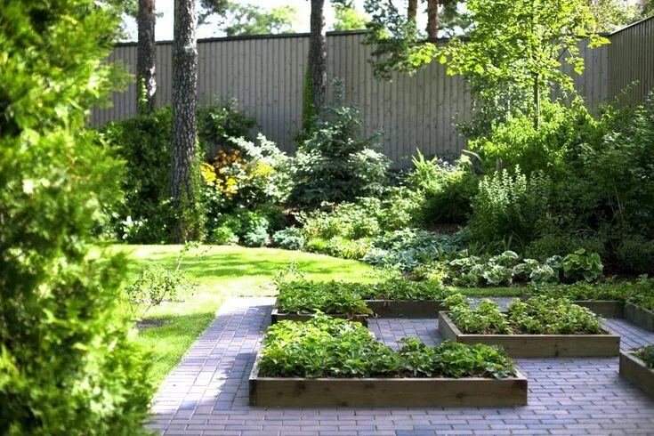 Pine bark with a stone wall - photo courtesy of rederlandscaping.com Easy landsc