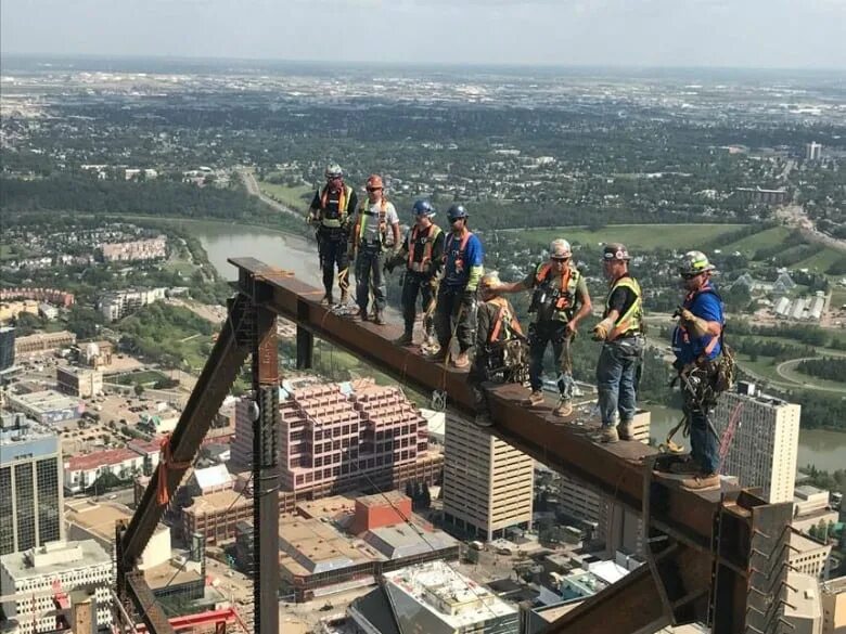 Работы на высоте фото Nerves of steelworkers: Crews pose (safely) atop Edmonton's tallest building CBC