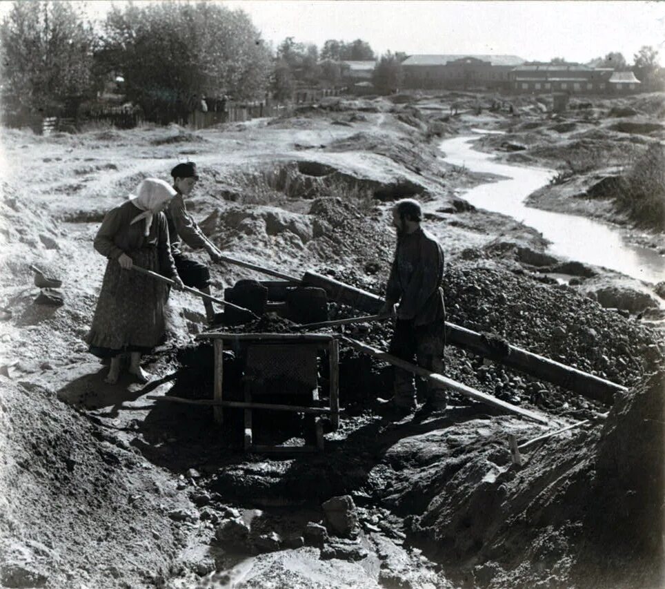 Работы в уральских рудниках фото из архивов Файл:PG - Miners washing gold-bearing sand near Beryozovsky.jpg - Википедия