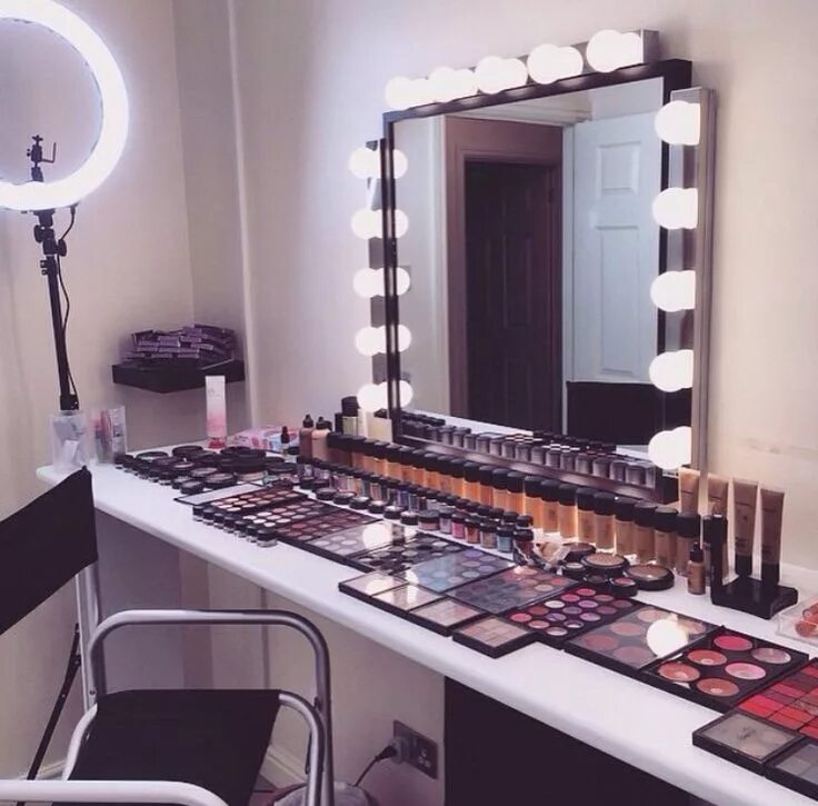 Работы визажиста фото Dressing room Makeup studio, Beauty room, Makeup rooms