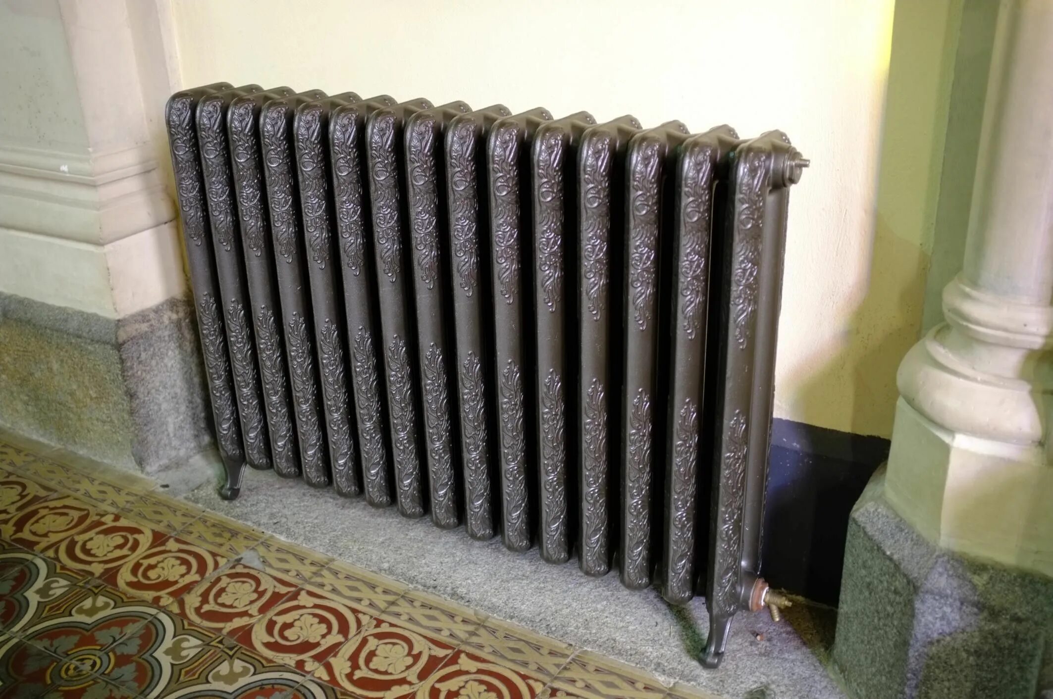 Радиаторы старые фото How to Troubleshoot Steam Radiator Problems Steam radiators, Diy radiator cover,