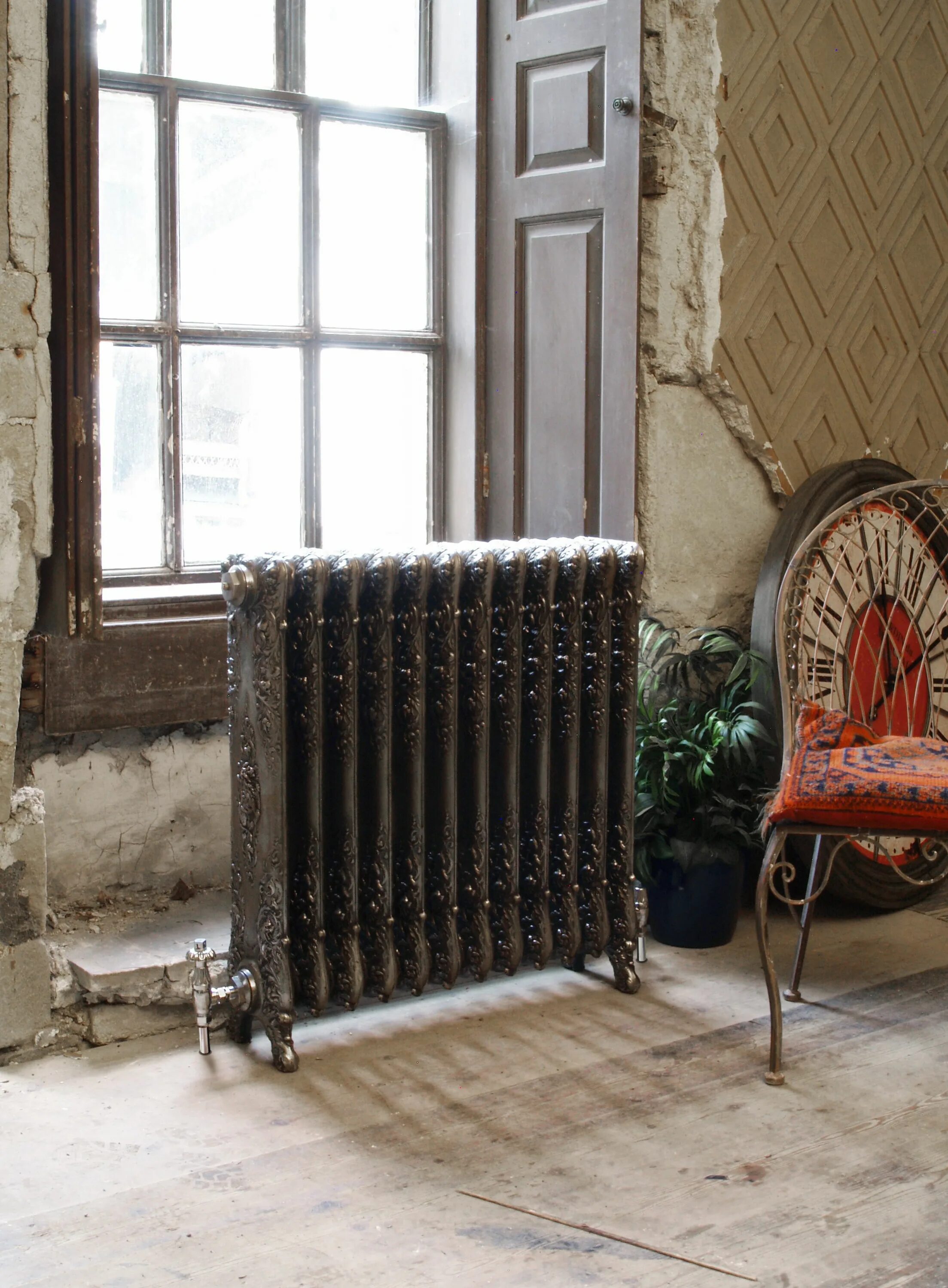 Радиаторы старые фото The Verona cast iron radiator is a truly remarkable design which combines cherub