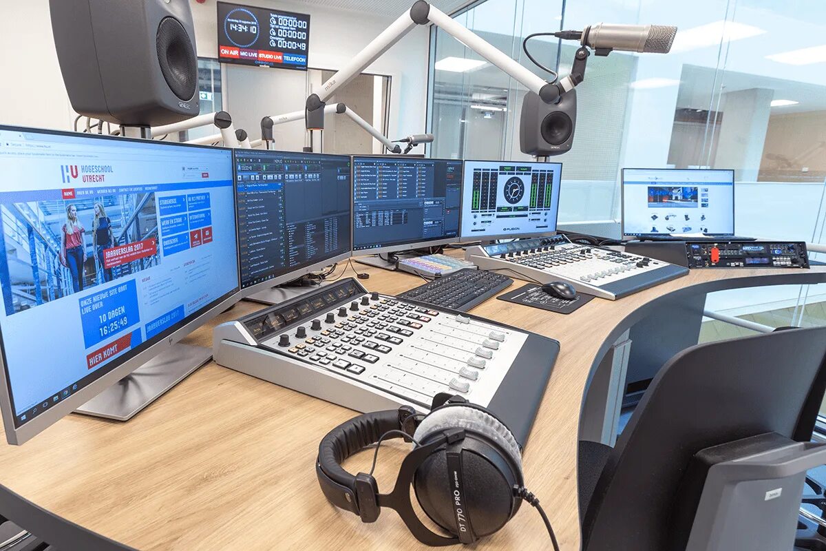 Радио гордость новая студия фото State-of-the-art studios for journalism students Triple Audio B.V. Engineering &