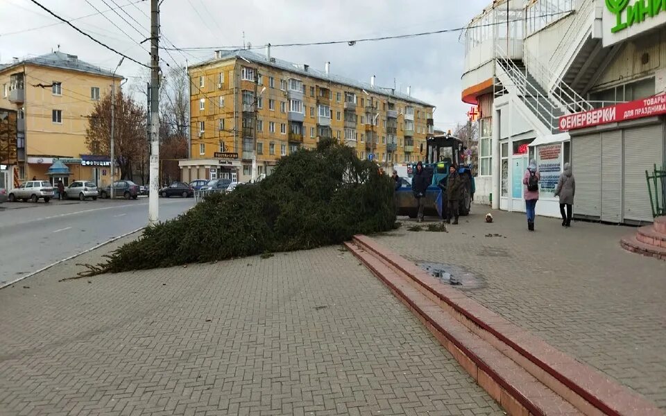 Радиоволна ул гагарина 59 рязань фото В Рязани на улице Гагарина у ТЦ "Полетаевский" из-за ветра упала новогодняя ель 