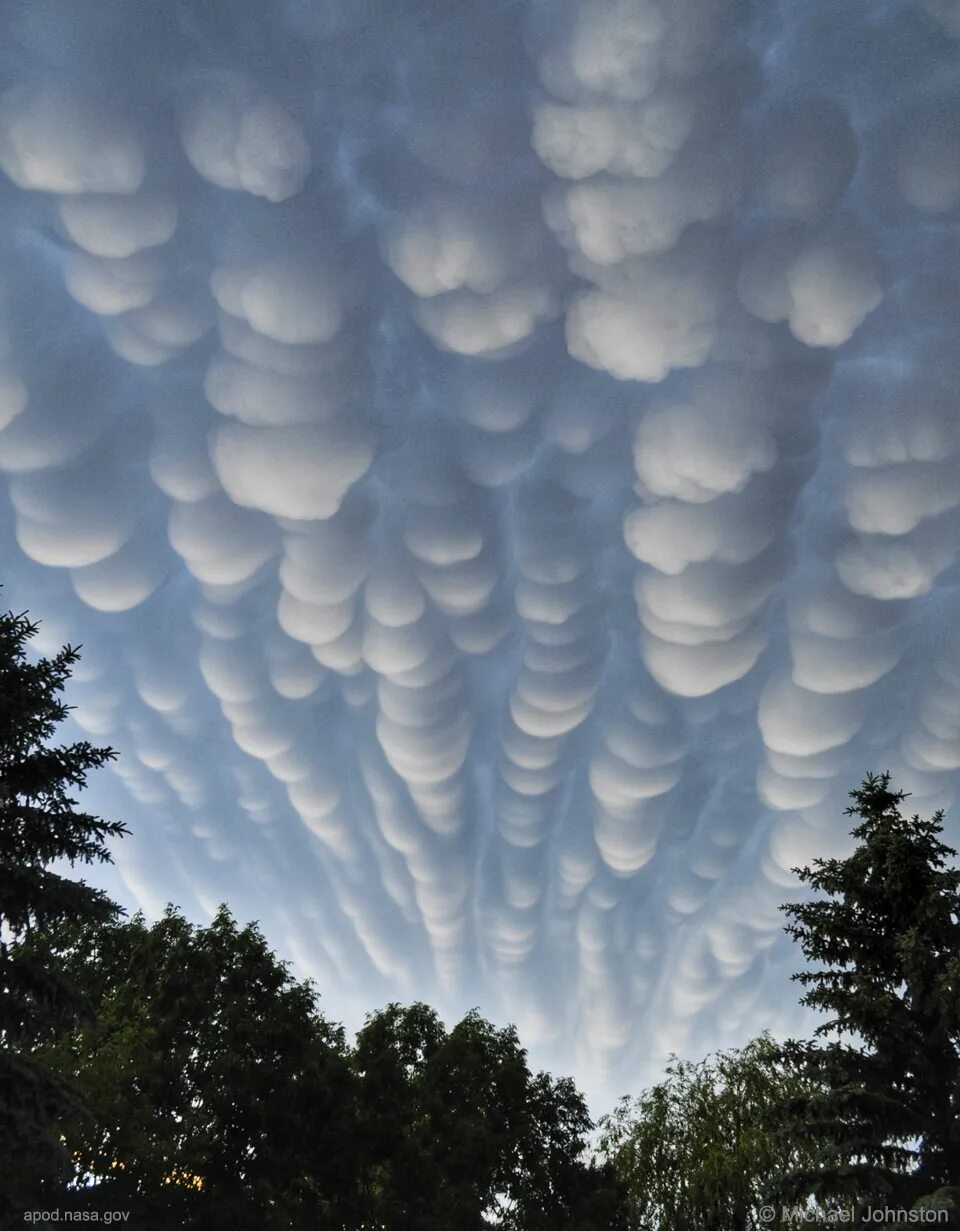 Радоновые облака фото APOD: 2021 August 11 - Mammatus Clouds over Saskatchewan