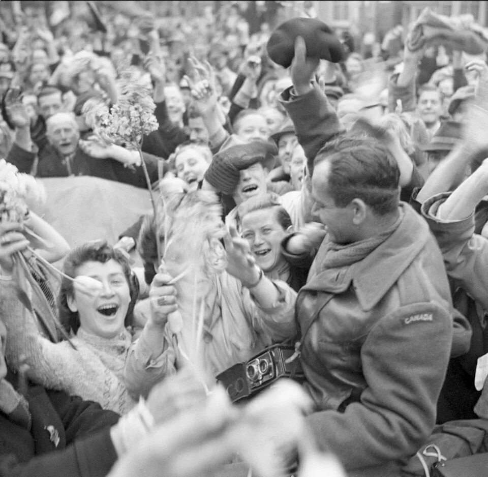 Радость победы фото File:Crowd of Dutch civilians celebrating the liberation of Utrecht by the Canad