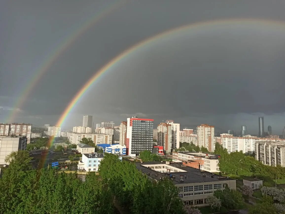 Радуга екатеринбург фото Над Екатеринбургом поднялась двойная радуга. Подборка фотографий 16 мая - 16 мая