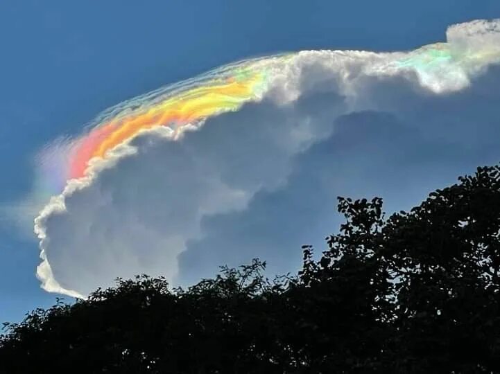 Радуга фото природное явление Cloud iridescence forming above a cumulonimbus cloud today in Zambia. photos fro