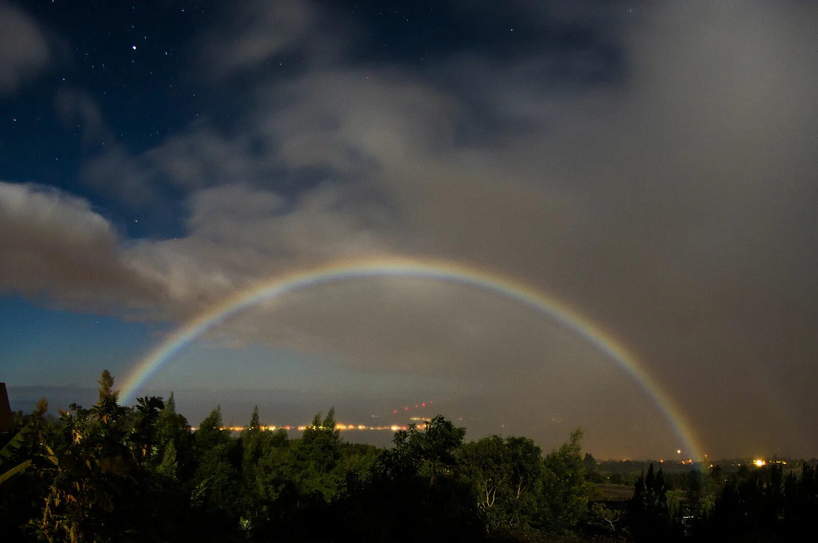 Радуга фото природное явление File:Moonbow, Kula, Hawaii..jpg - Wikipedia