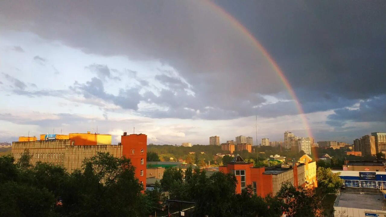 Радуга пушкинский пер 1 фото Multi-colored sky: in Novosibirsk after a rain there was a surprising double rai