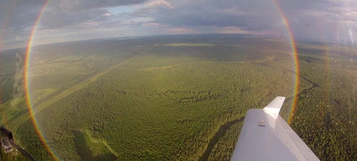 Радуга с самолета фото Фотограф успел заснять самолет, пролетающий сквозь радугу над Австралией. Смотри