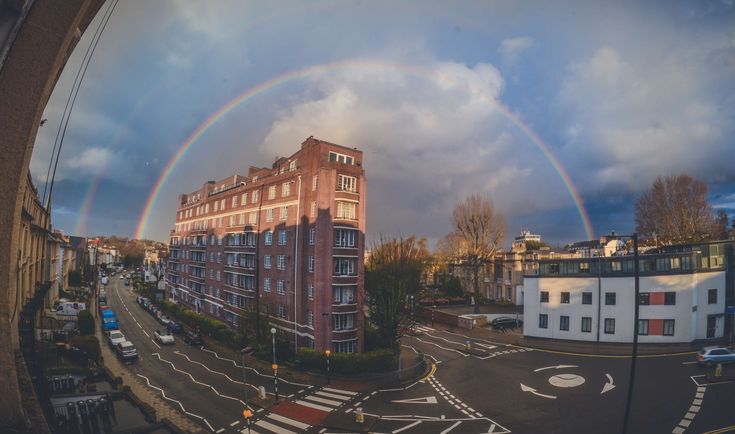 Радуга ул кирова 57 фото #car #colour #darksky #light #potofgold #rain #rainbow #street Dark skies, Rainb