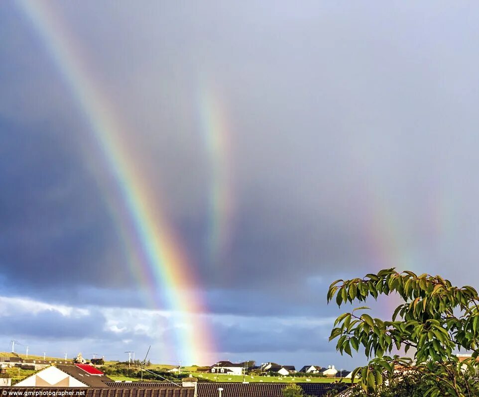 Радуга в небе после дождя фото Rare double moonbow appears in front of Northern Lights Daily Mail Online