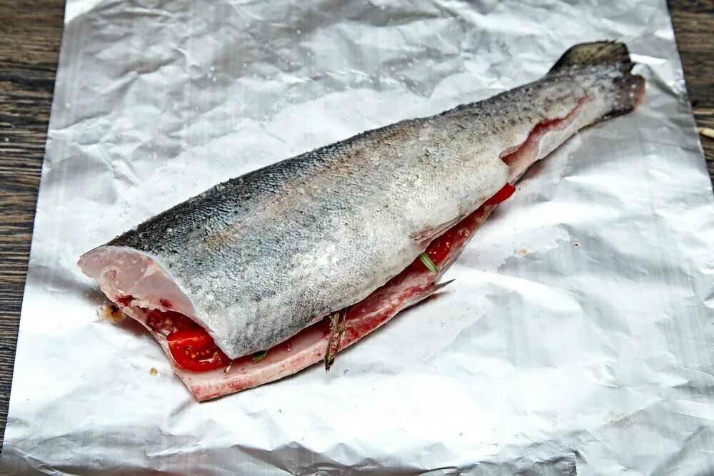 Радужная форель цвет мяса фото Rainbow Trout with Herbs and Tomatoes in the Foil: Step-by-Step Recipe