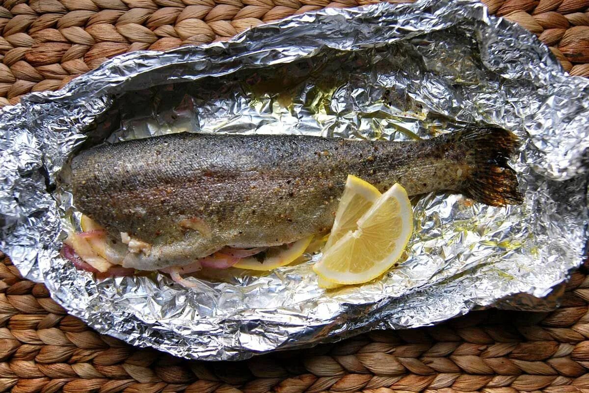 Радужная форель в духовке фото Easy Oven Baked Trout Recipe Trout recipes, Baked trout, Cooking trout