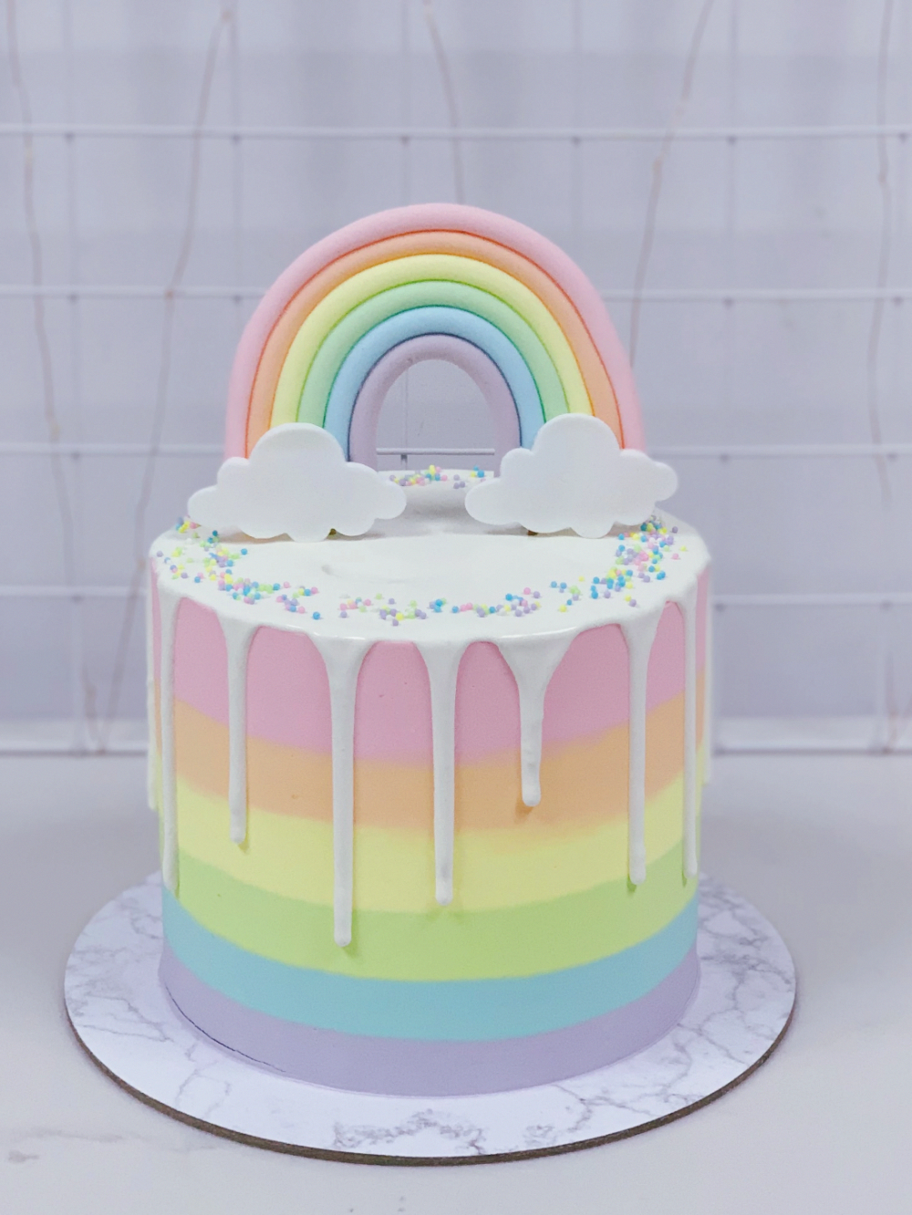 Радужное оформление торта Pin em rainbow cake