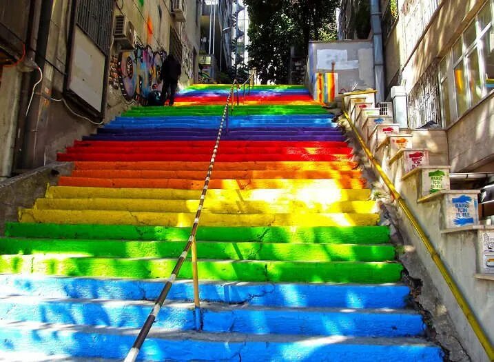 Радужные дворы фото Rainbow Stairs In Istanbul, Turkey by Hüseyin Çetinel (source:VICIGO.COM) Stairc