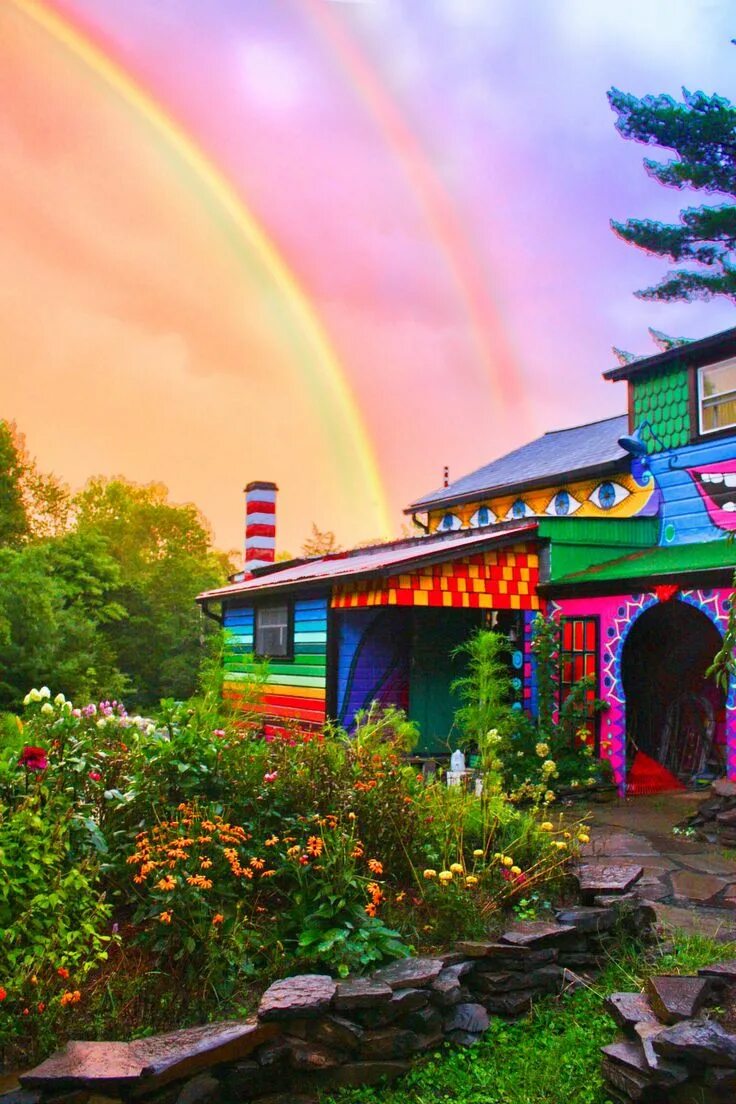 Радужные дворы фото The amazing house of fabric artist Katwise Rainbow house, House colors, Hippie h